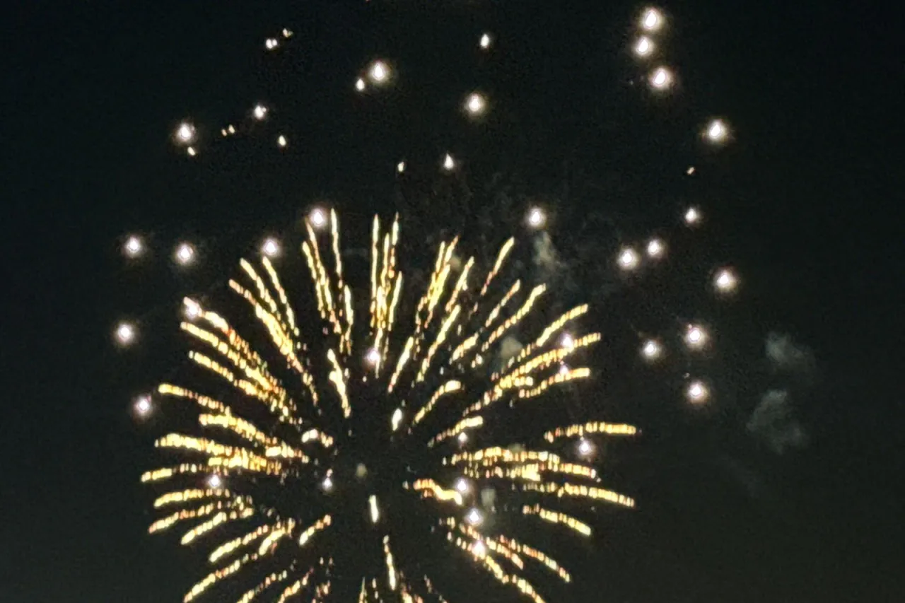 Juarenses se reúnen para observar los fuegos artificiales del 4 de Julio