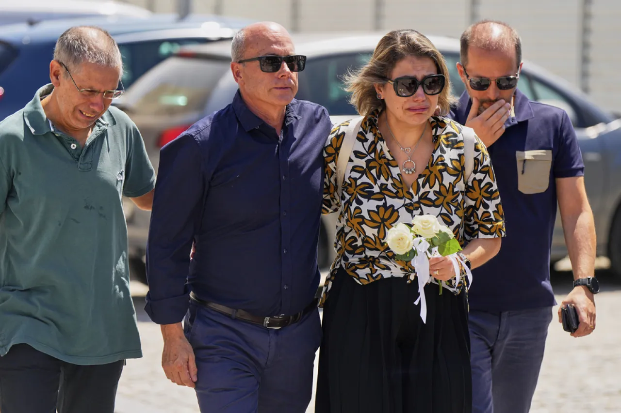 Familia de Diogo Jota y su hermano se reúne en capilla antes de funeral