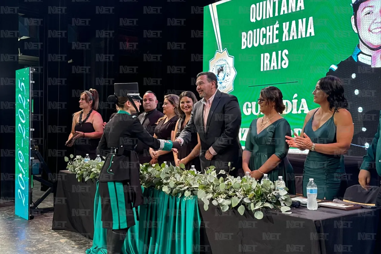 Apadrina alcalde a graduados de la primaria Adolfo López Mateos