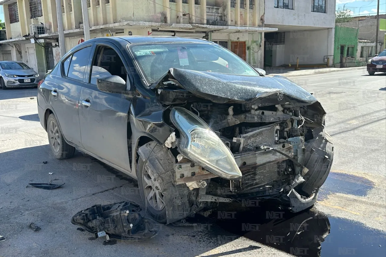 Se pasa semáforo en rojo e impacta a familia