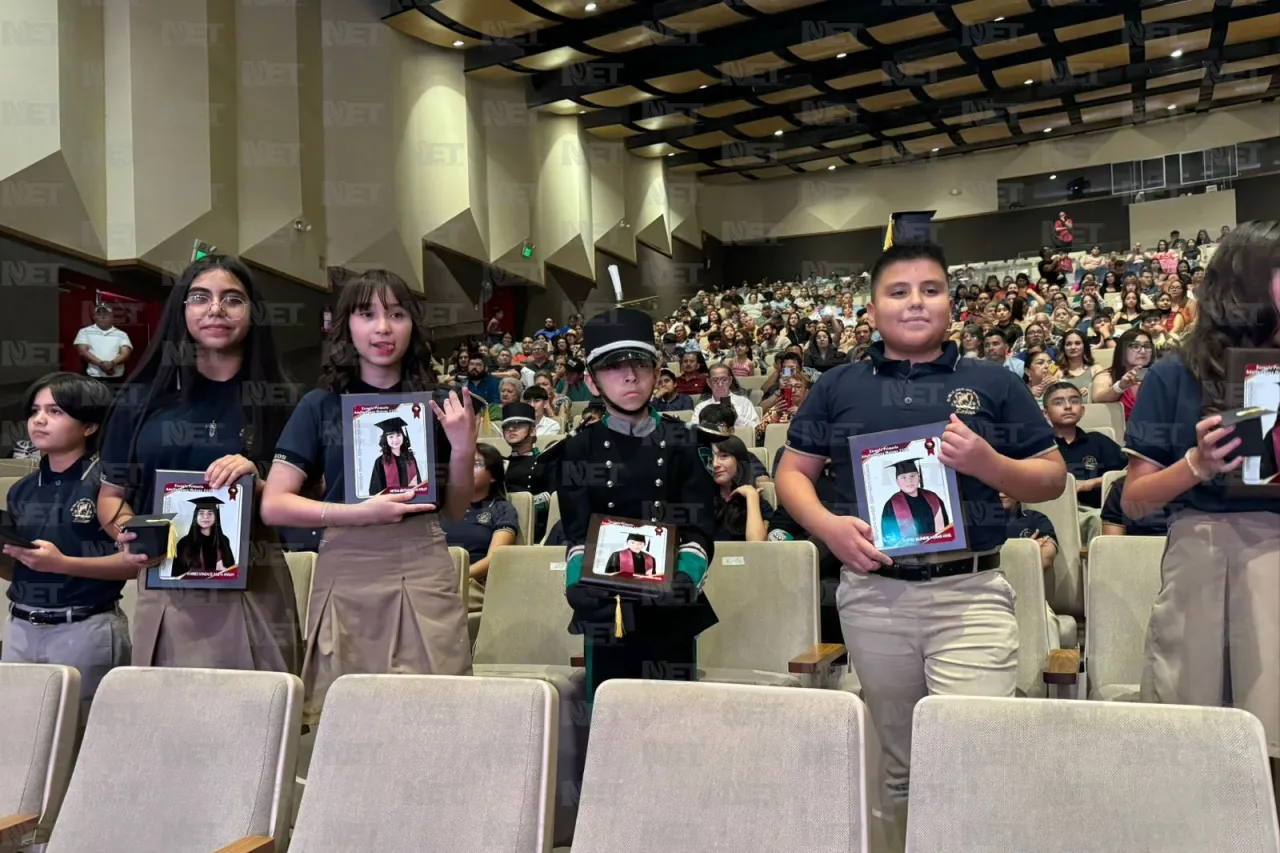Apadrina alcalde a graduados de la primaria Adolfo López Mateos