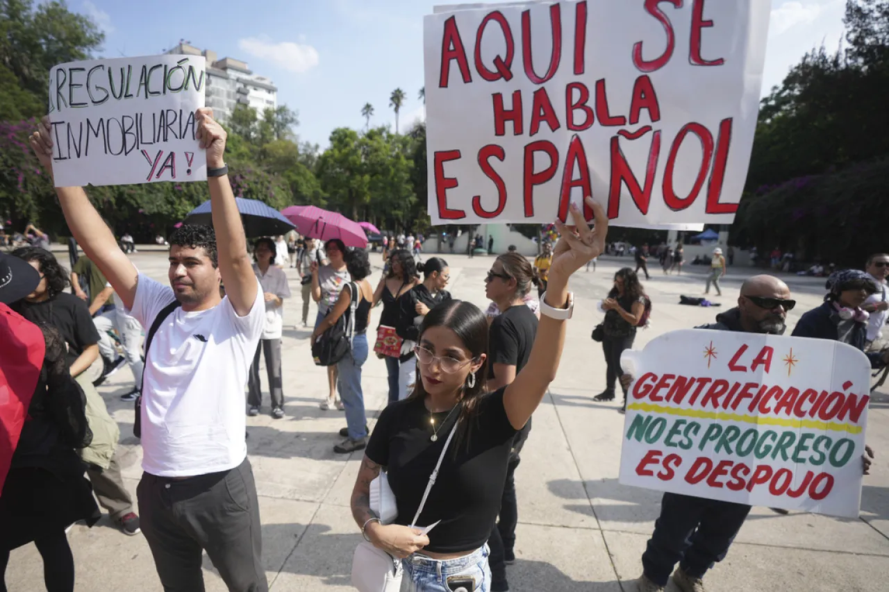 Protestas contra el turismo masivo en CDMX terminan en vandalismo