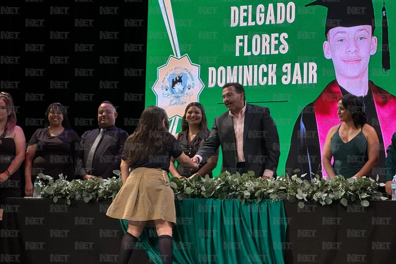 Apadrina alcalde a graduados de la primaria Adolfo López Mateos