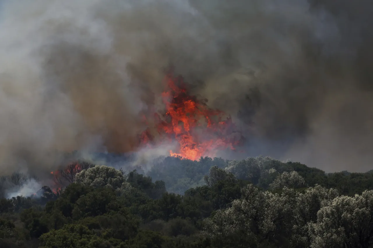 Incendios forestales en Grecia y Turquía provocan evacuaciones