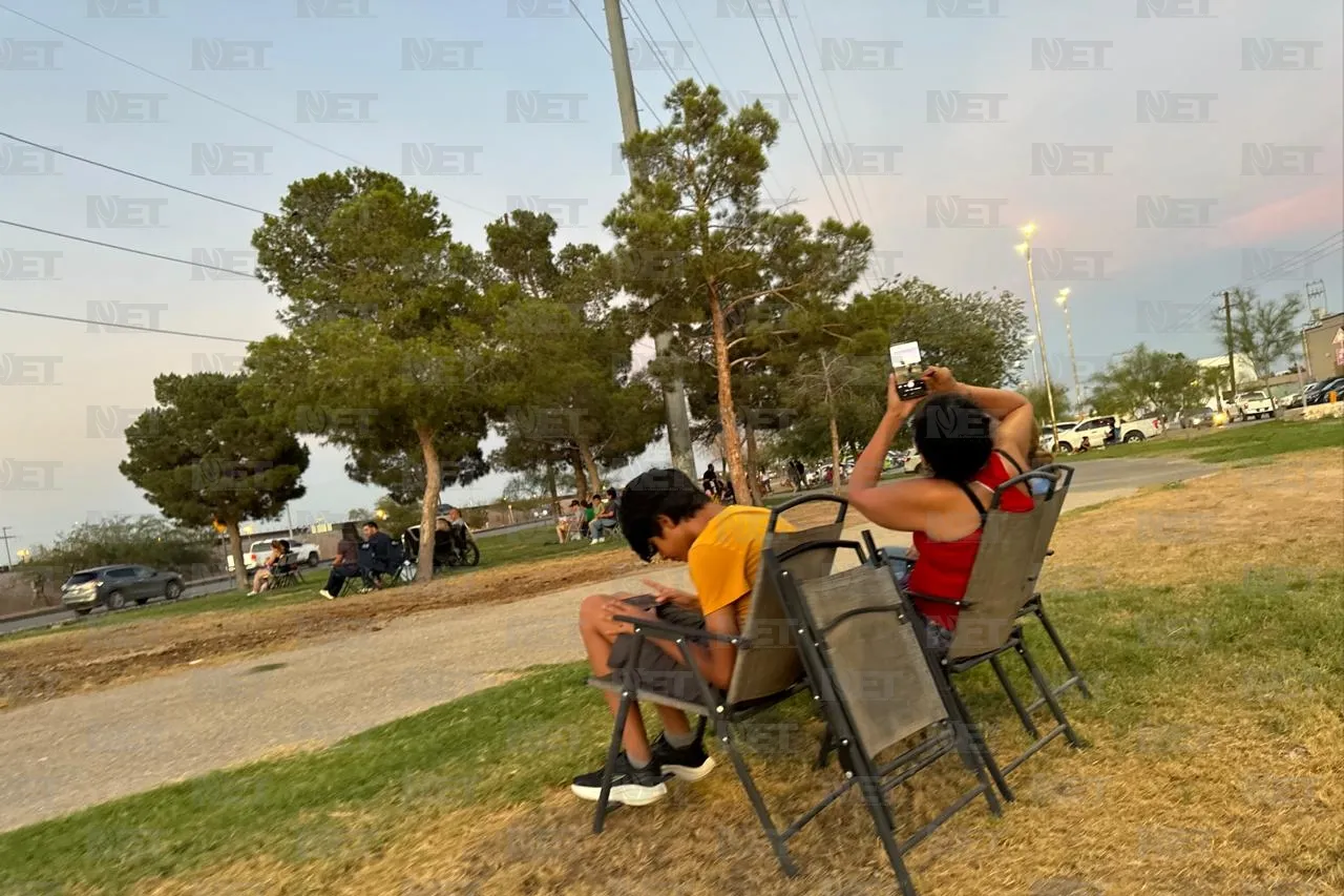 Juarenses se reúnen para observar los fuegos artificiales del 4 de Julio