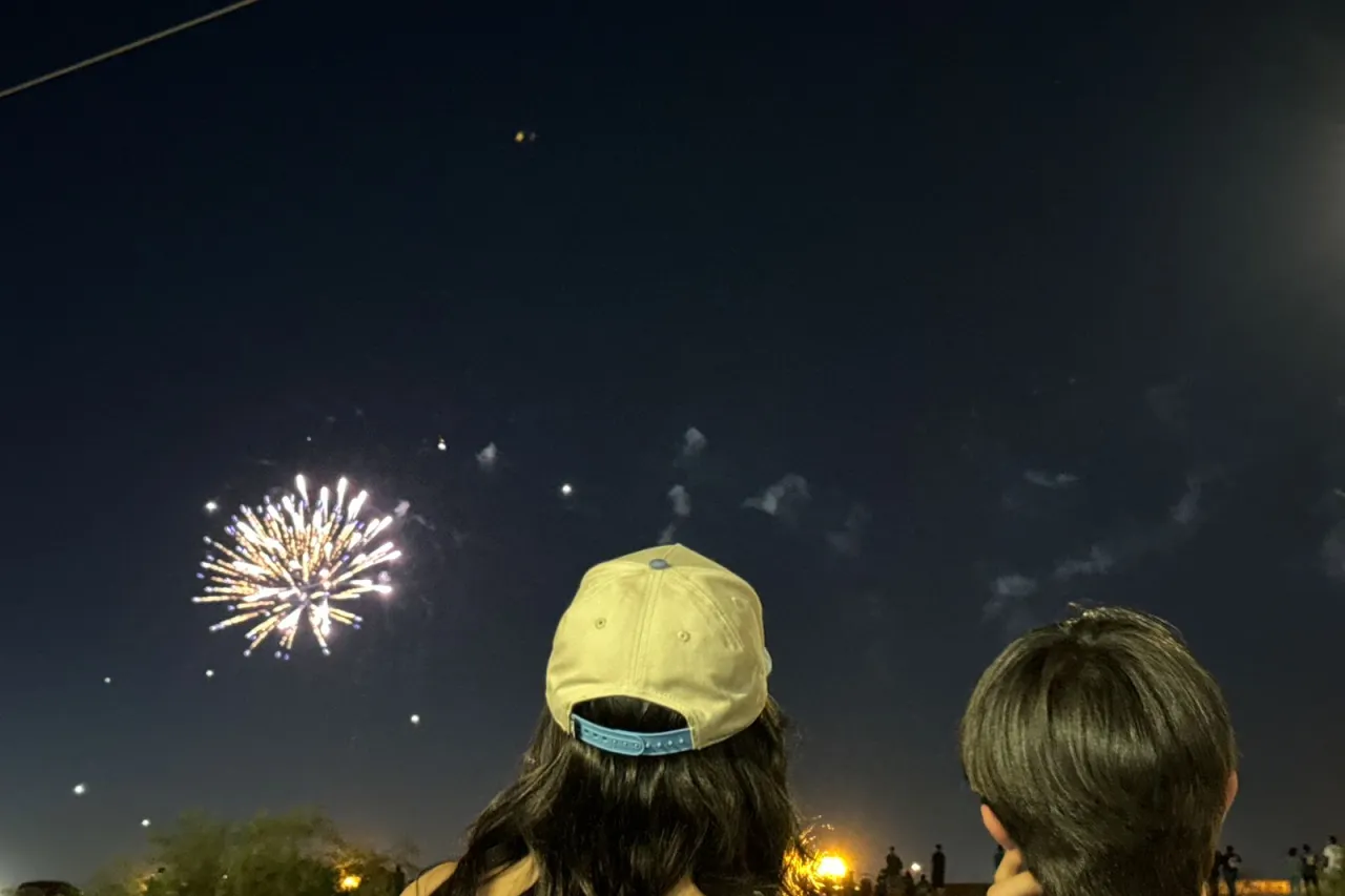 Juarenses se reúnen para observar los fuegos artificiales del 4 de Julio