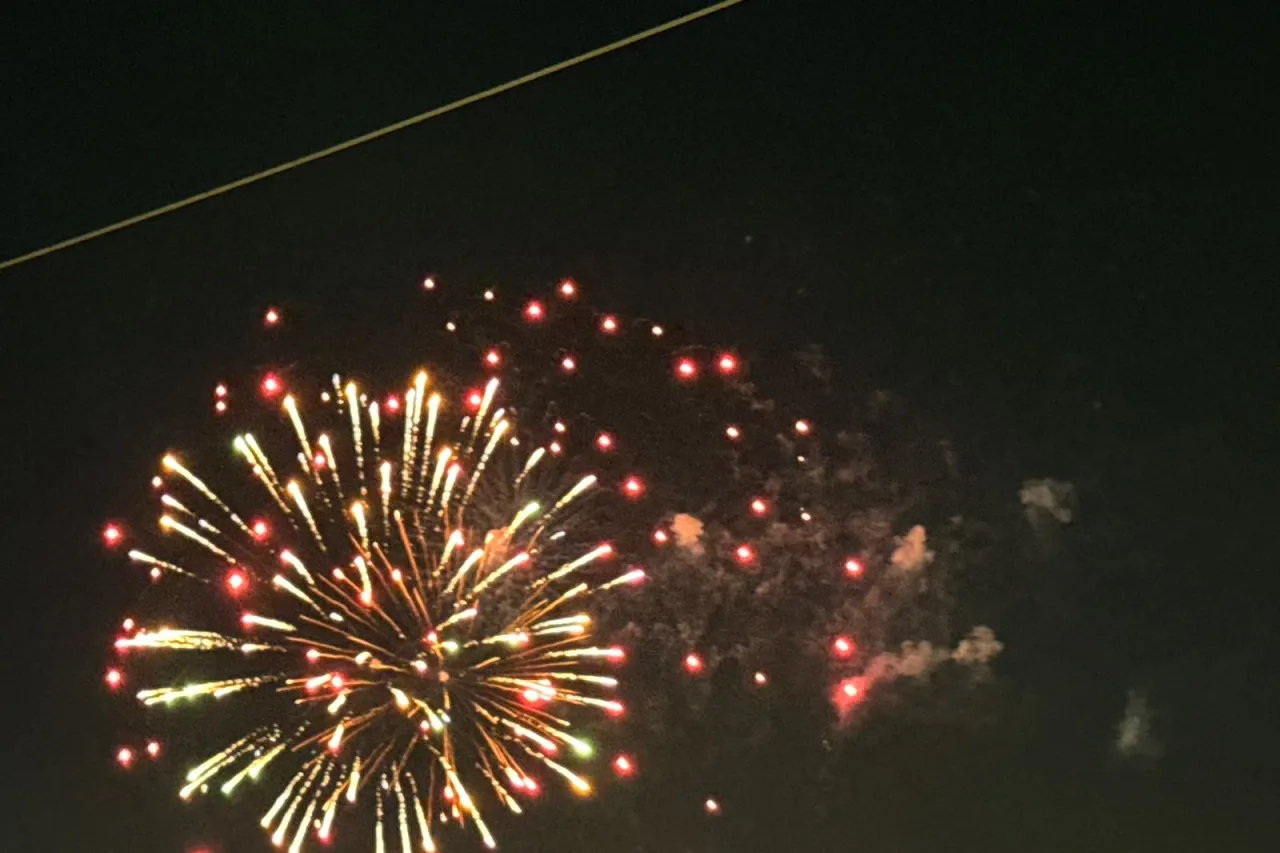 Juarenses se reúnen para observar los fuegos artificiales del 4 de Julio