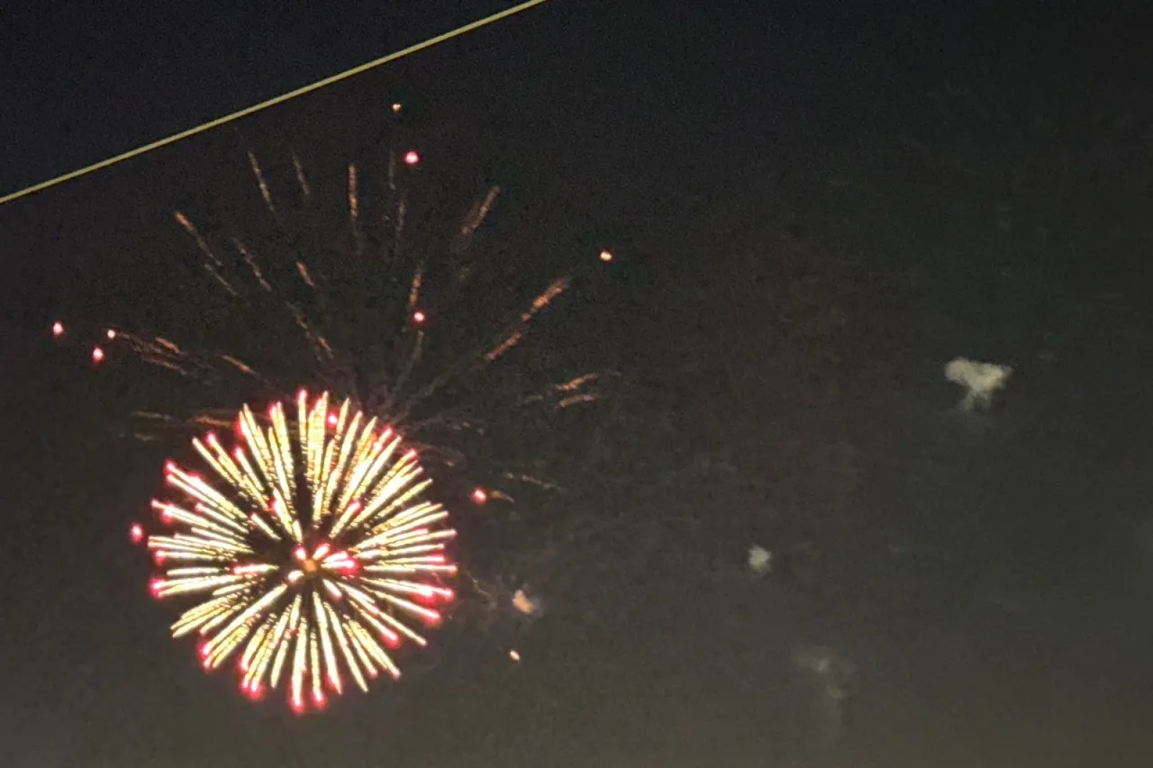 Juarenses se reúnen para observar los fuegos artificiales del 4 de Julio