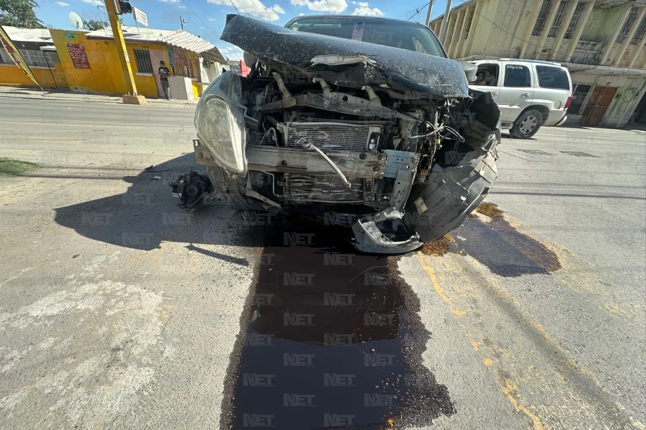 Se pasa semáforo en rojo e impacta a familia
