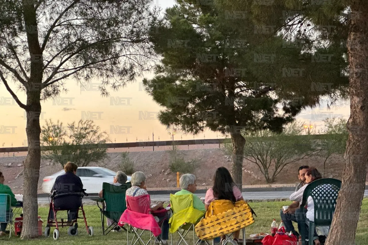 Juarenses se reúnen para observar los fuegos artificiales del 4 de Julio