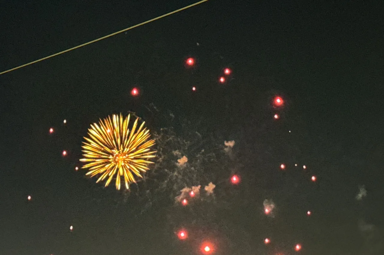 Juarenses se reúnen para observar los fuegos artificiales del 4 de Julio