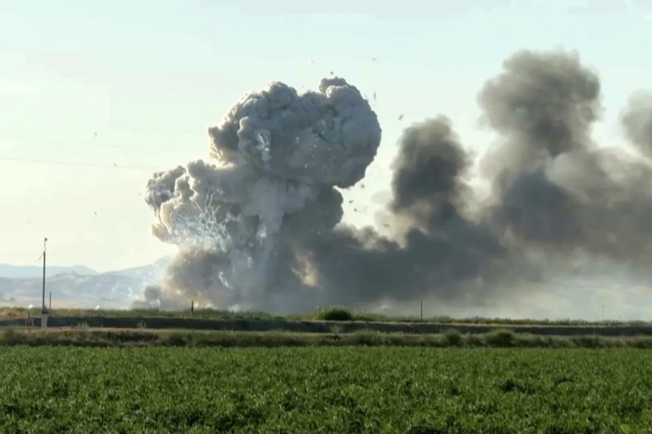 Hallan restos humanos tras explosión en almacén en California