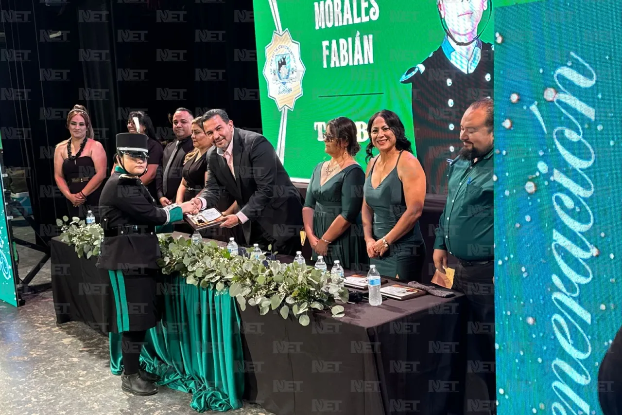 Apadrina alcalde a graduados de la primaria Adolfo López Mateos