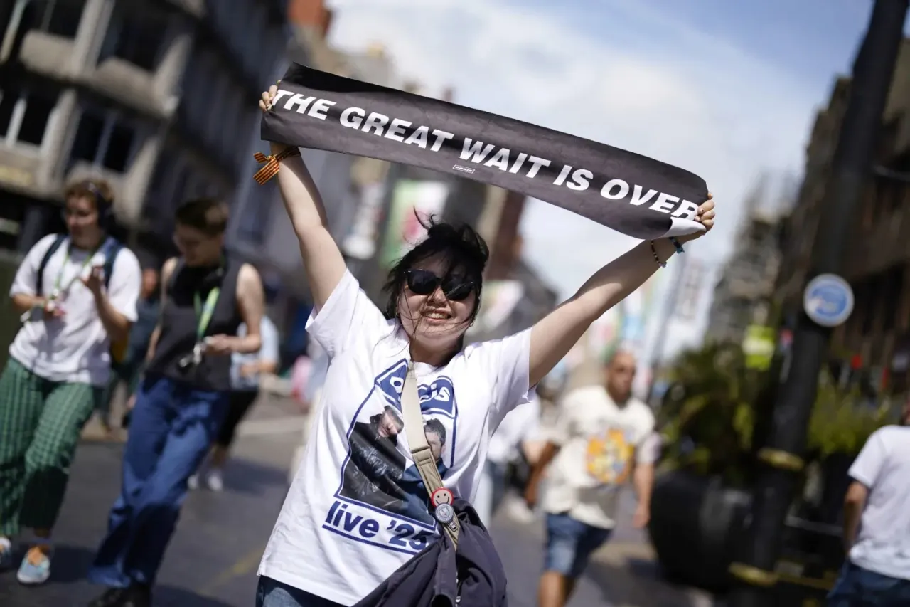 Fans de Oasis abarrotaron las calles de Cardiff en inicio de gira