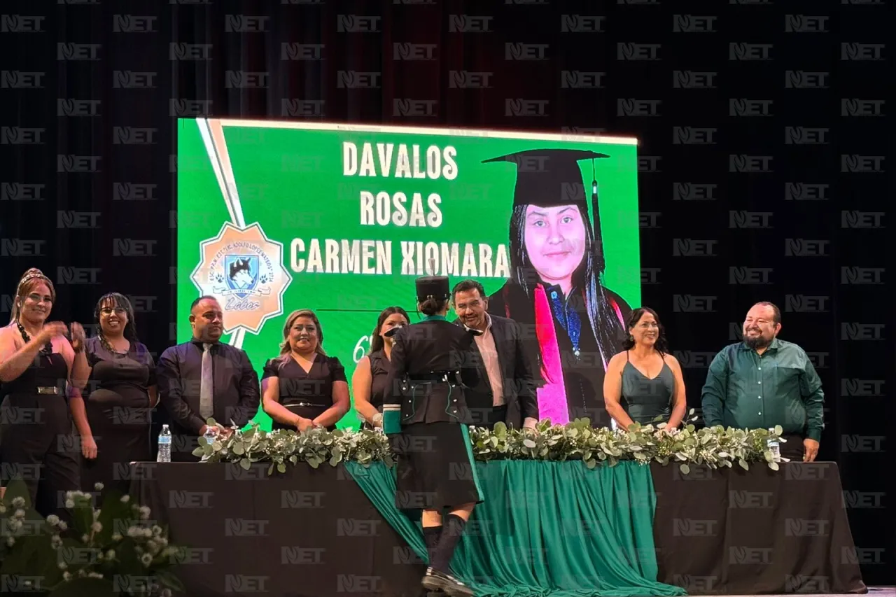 Apadrina alcalde a graduados de la primaria Adolfo López Mateos