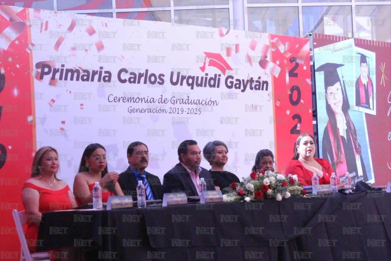 Pérez Cuéllar acompaña a graduados de primaria Carlos Urquidi Gaytán