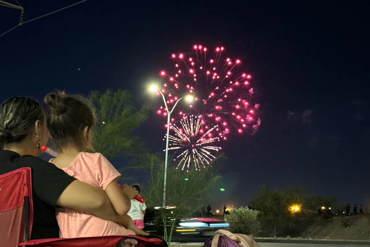 Juarenses se reúnen para observar los fuegos artificiales del 4 de Julio