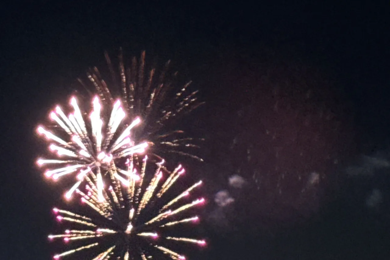 Juarenses se reúnen para observar los fuegos artificiales del 4 de Julio