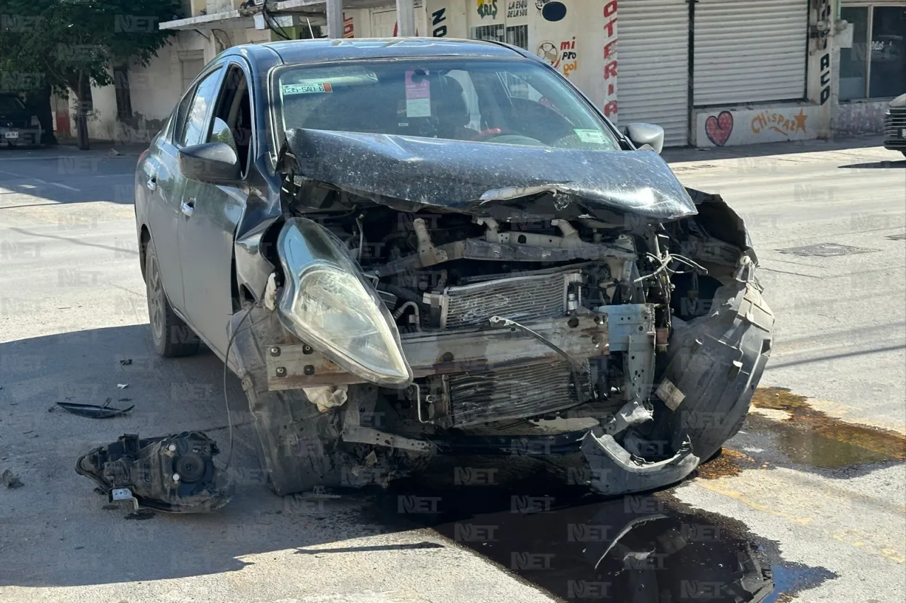 Se pasa semáforo en rojo e impacta a familia