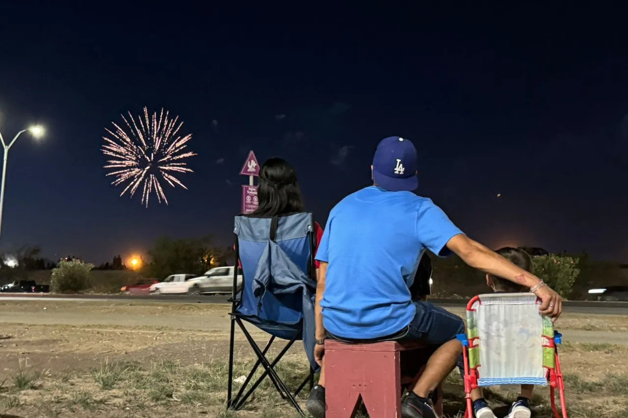 Juarenses se reúnen para observar los fuegos artificiales del 4 de Julio