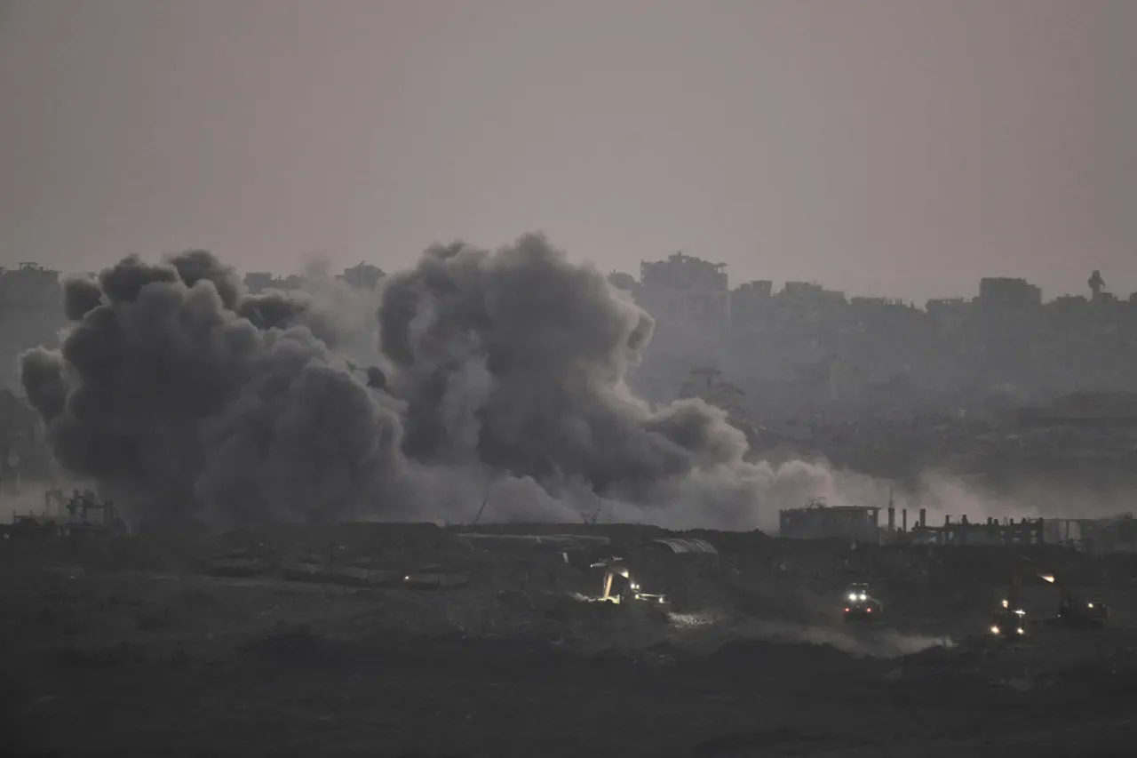 Ataques aéreos israelíes matan a médico y sus 3 hijos en Gaza