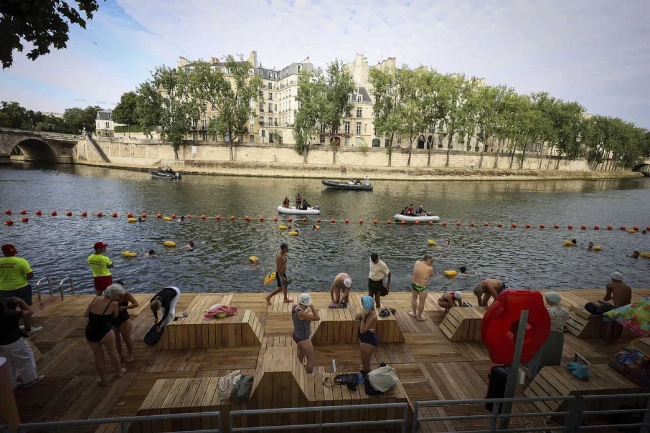 Parisinos se dan chapuzón histórico en el río Sena después de 100 años