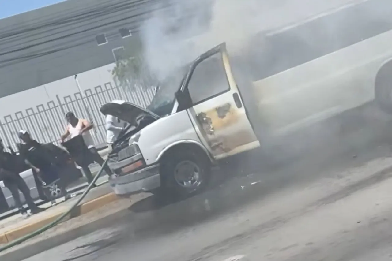 Fuego consume camioneta con artículos de segunda