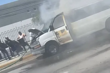 Arde camioneta con artículos de segunda