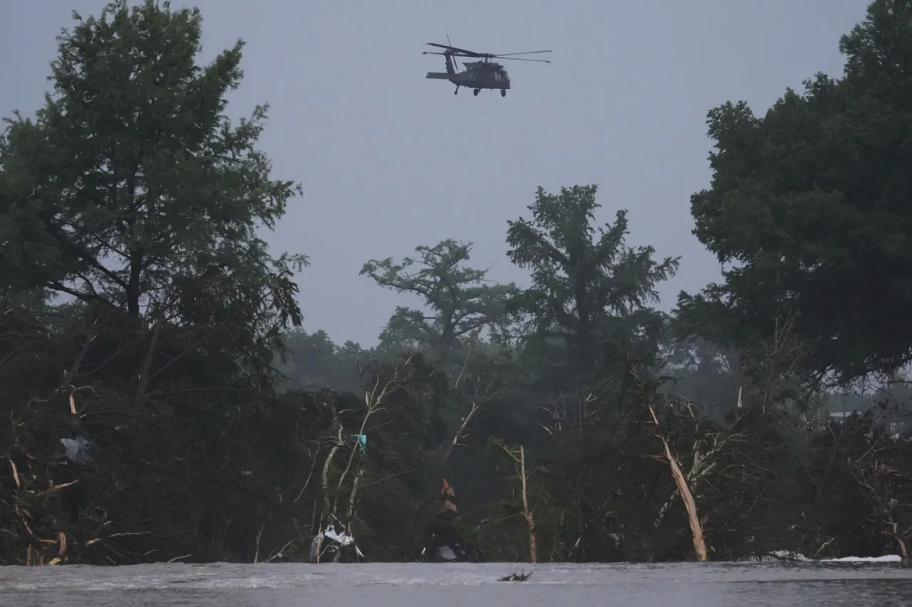 Bomberos de El Paso apoyan labores de rescate por inundaciones en Texas