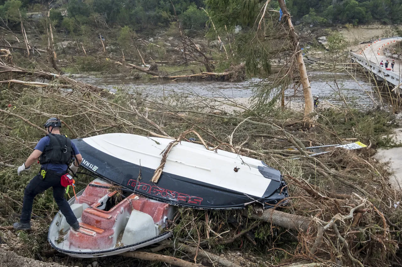 Muertes por inundaciones en Texas se acercan a 70