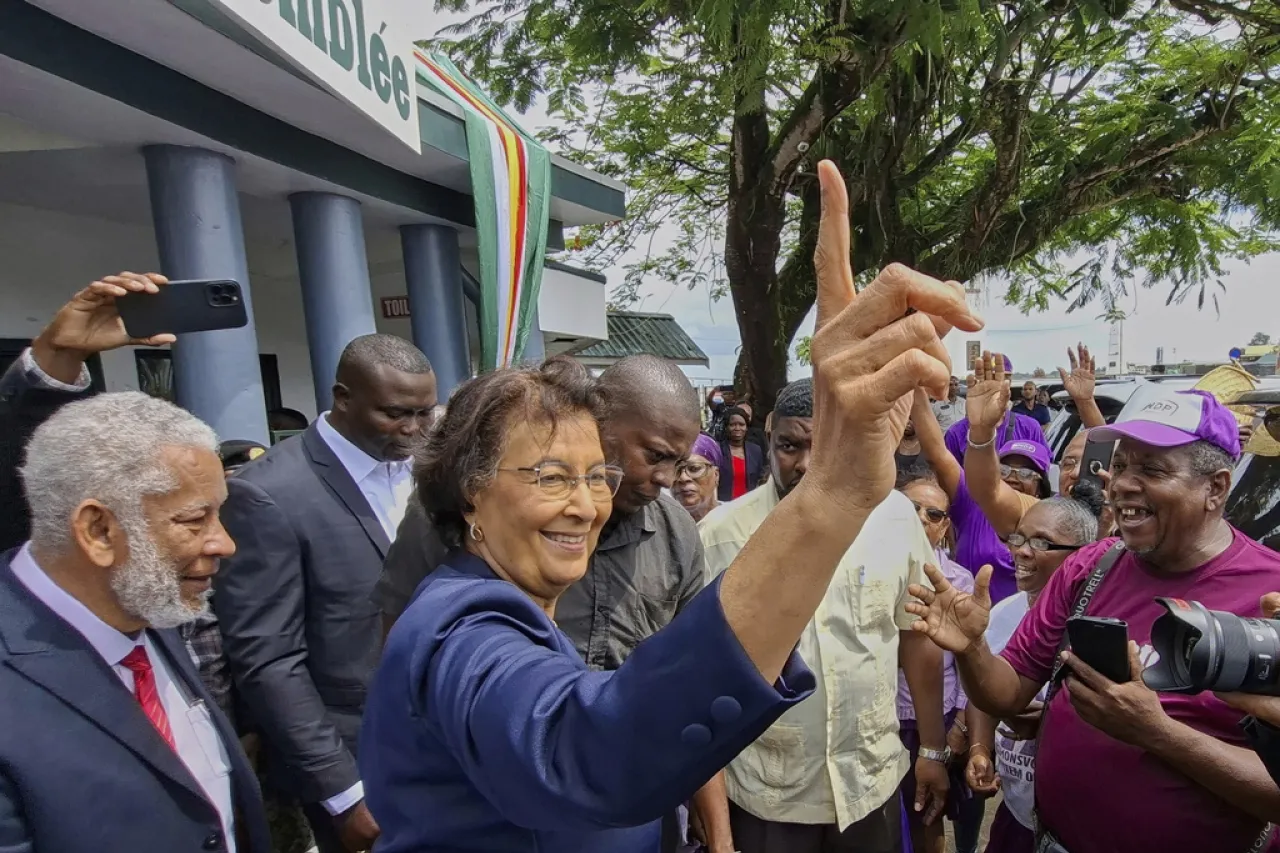 Parlamento de Surinam elige a la primera presidenta del país