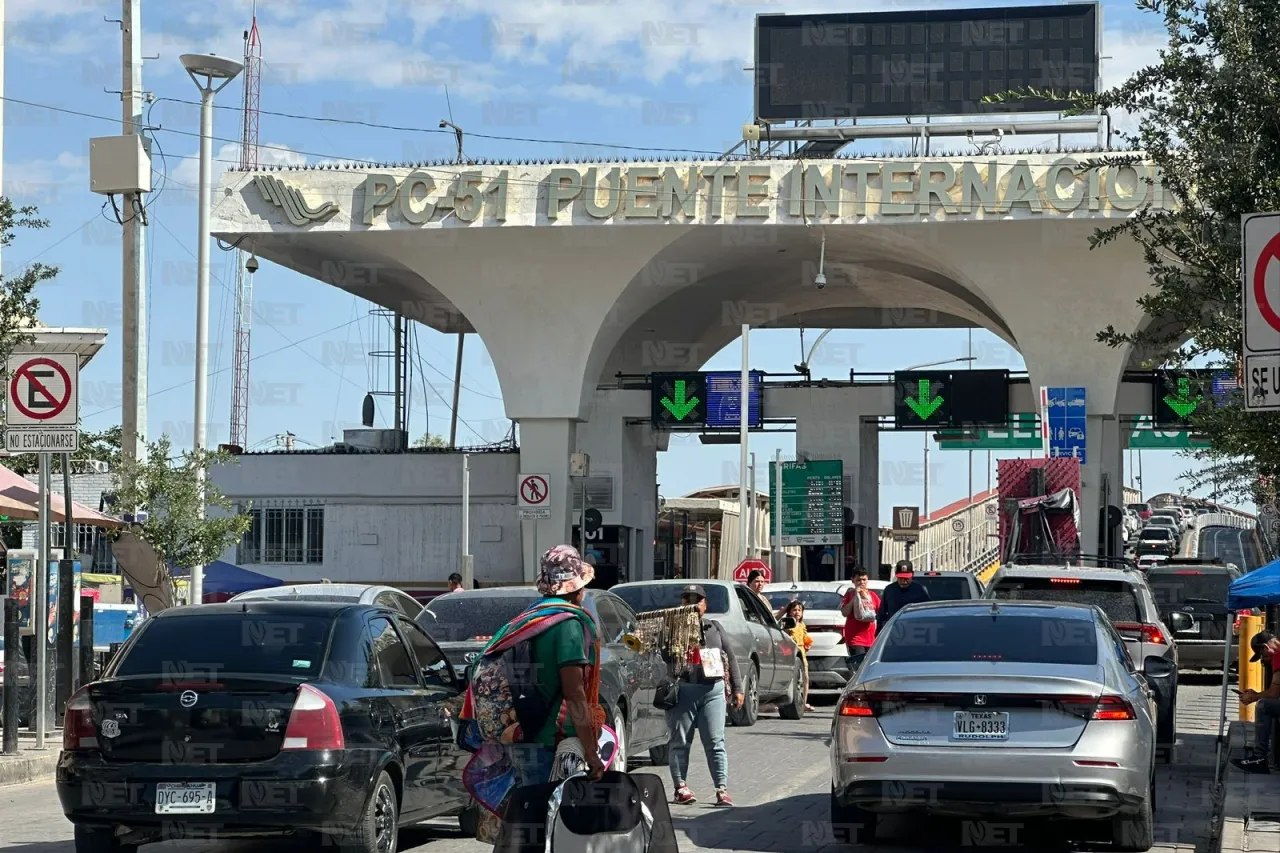 Largas filas para cruzar a El Paso