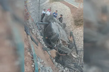 Tira barandal y cae dentro de maquila