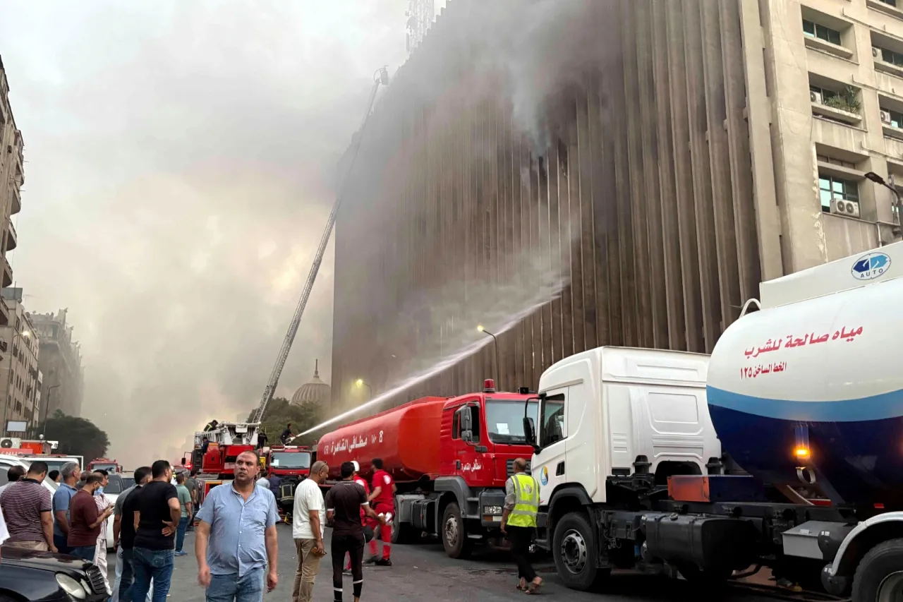 Incendio en empresa de telecomunicaciones en El Cairo deja 14 heridos