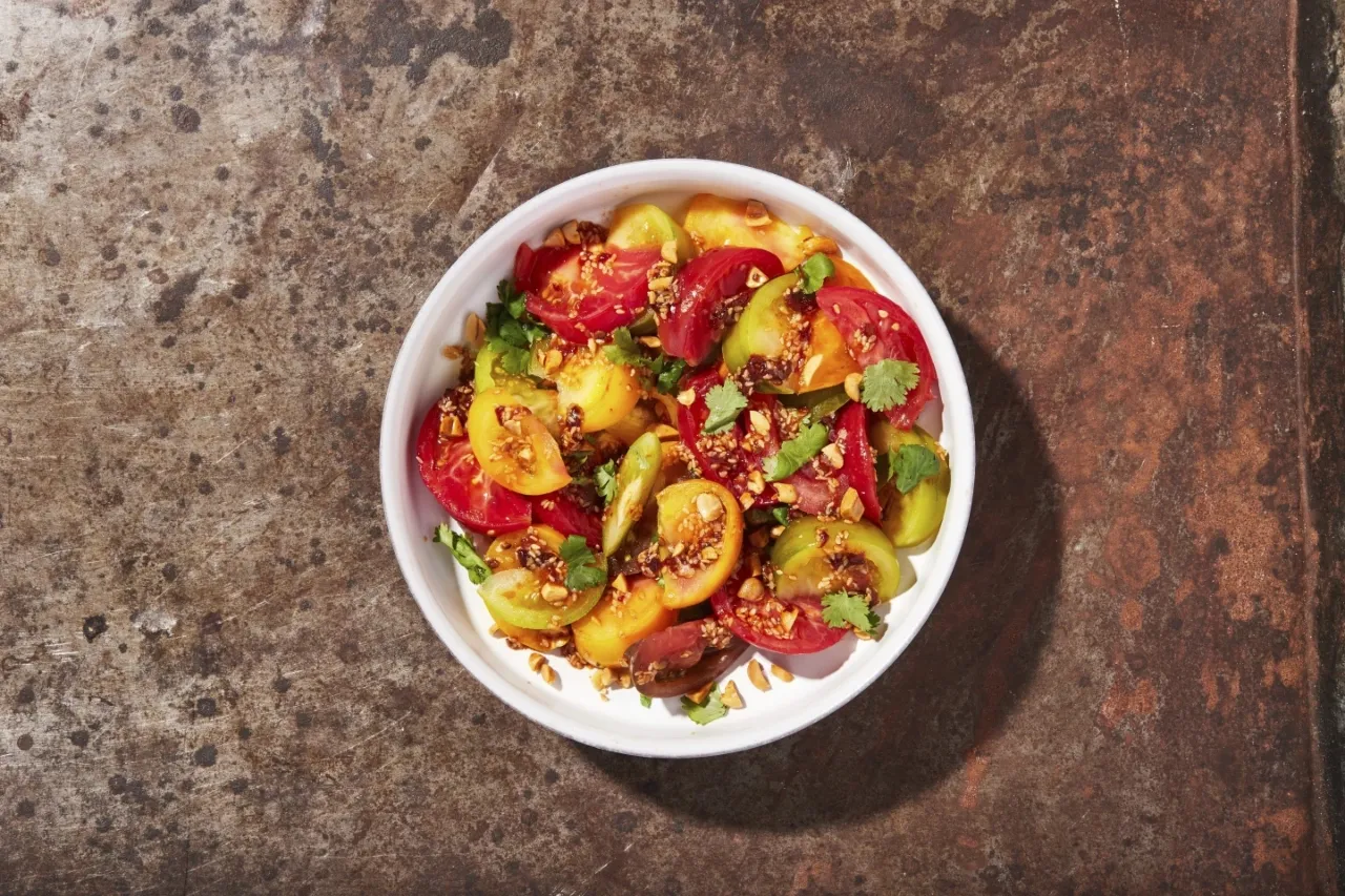 El aderezo de maní sabroso y picante complementa la dulzura de esta ensalada