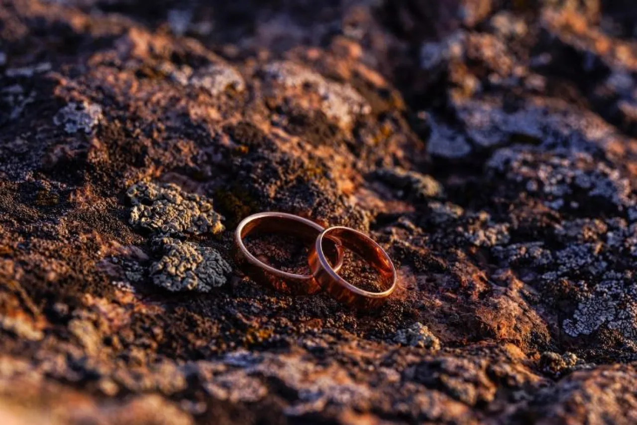 Hombre cae por una cascada al intentar pedir matrimonio