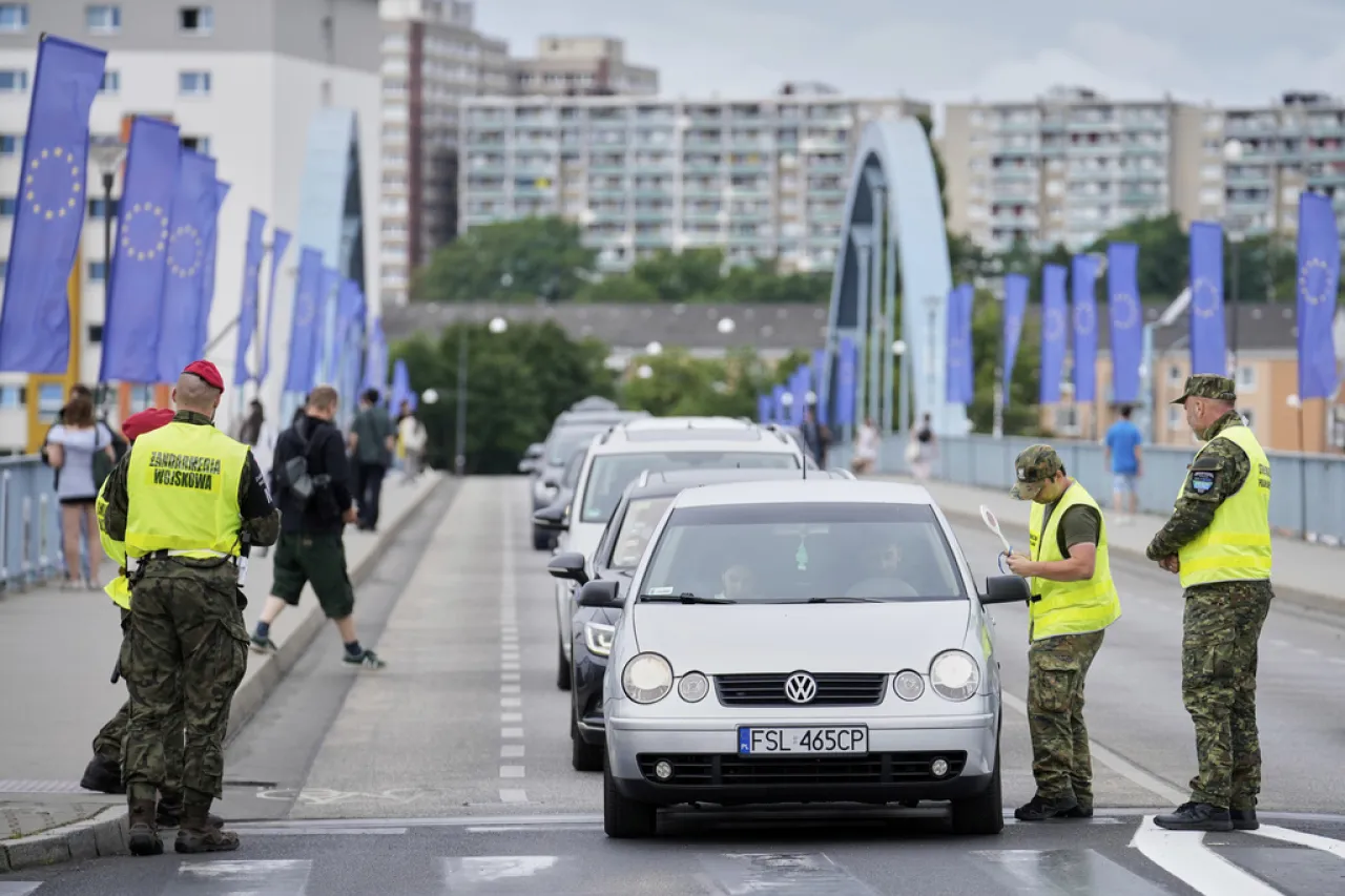 Polonia restaura controles fronterizos con Alemania y Lituania