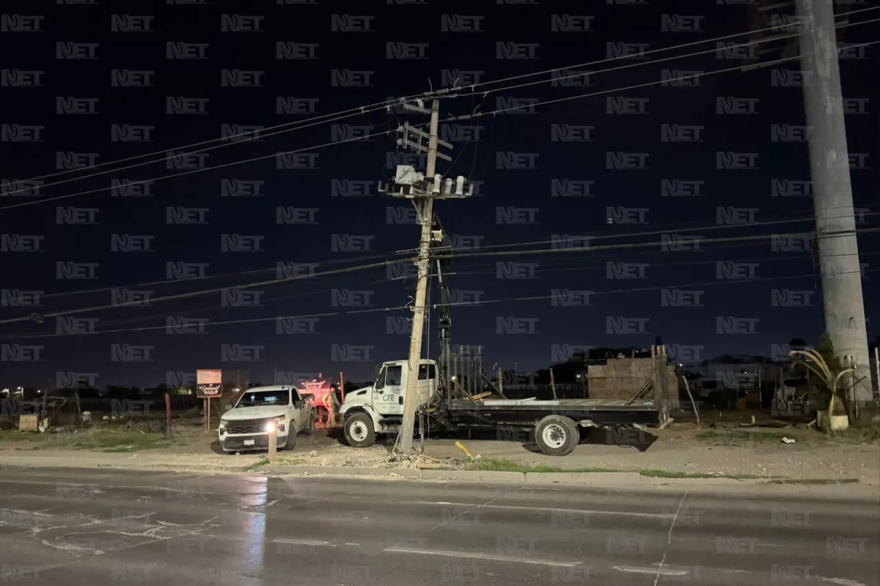Repara CFE poste de concreto derribado en accidente