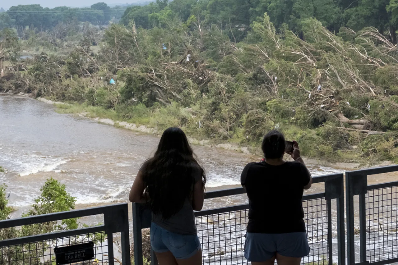 Sube a 94 los muertos tras inundaciones en Texas