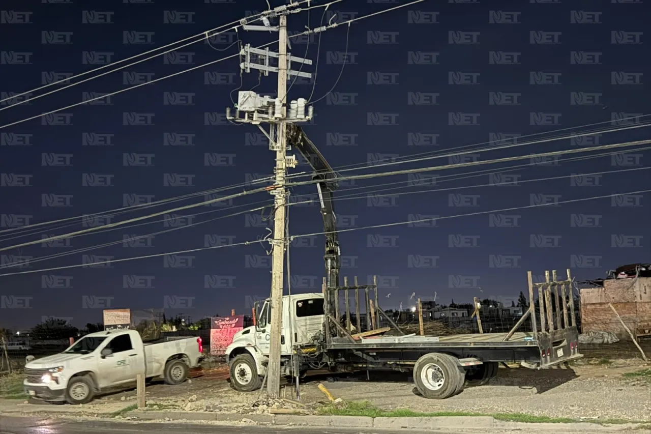 Repara CFE poste de concreto derribado en accidente