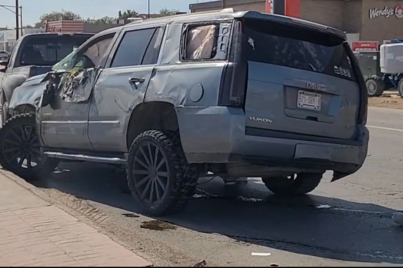 Vuelca camioneta en la Santiago Troncoso; iban dos menores y una mujer