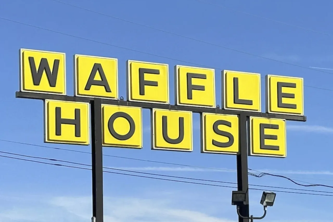 Denny's y Waffle House eliminan recargos por huevos a medida que bajan precios