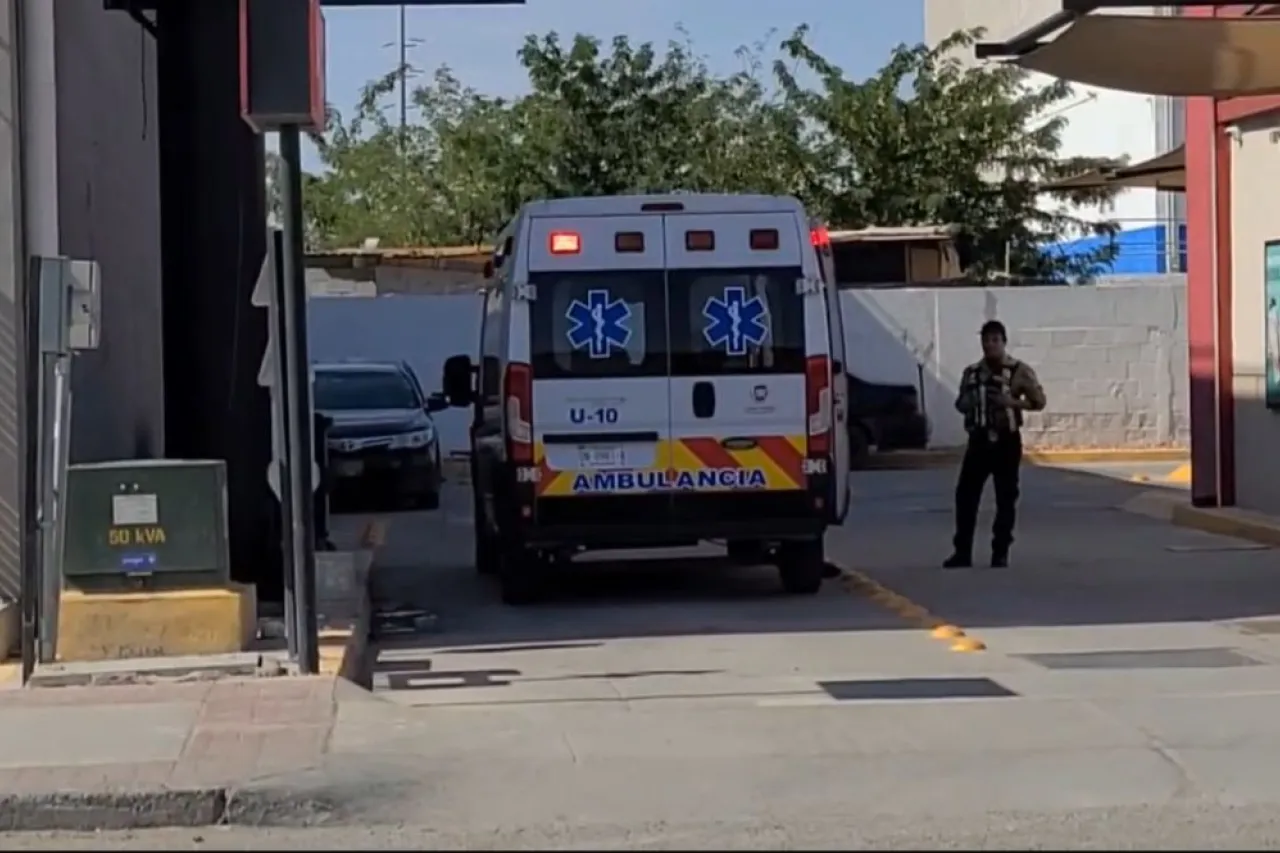 Vuelca camioneta en la Santiago Troncoso; iban dos menores y una mujer