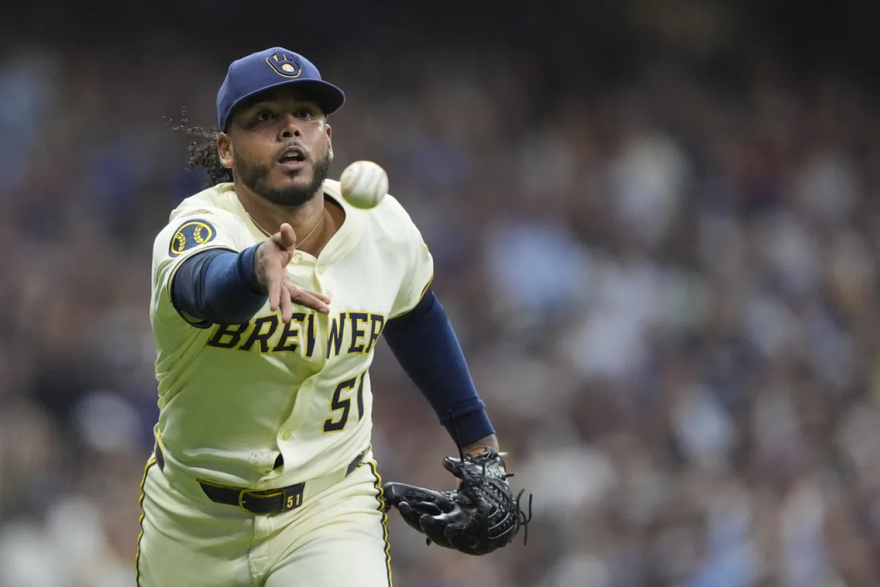 Cerveceros aplastan a Dodgers