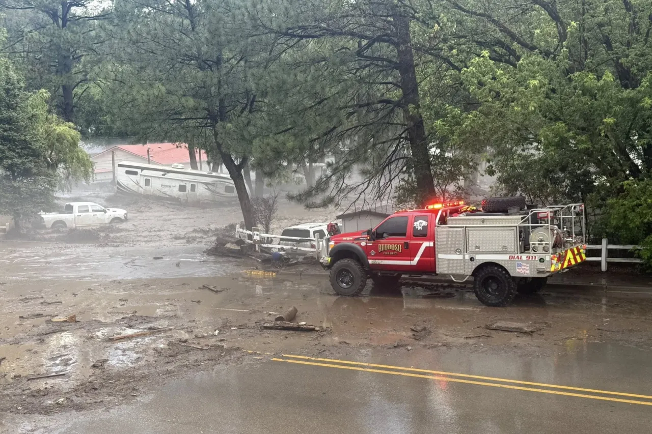 Mueren 2 hijos de militar de Fort Bliss tras inundación en Ruidoso