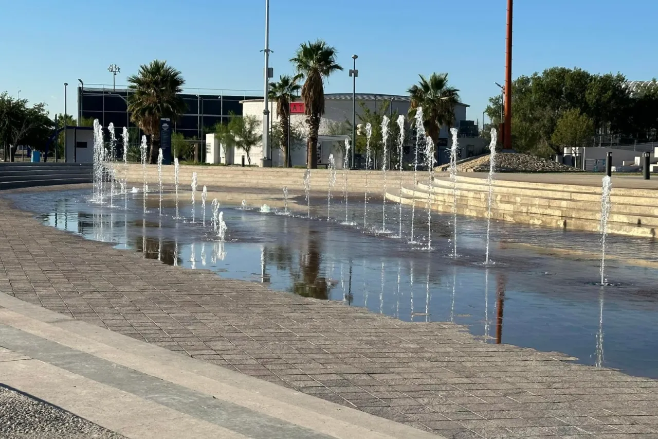 Refresca el verano en las fuentes danzarinas del Parque Central