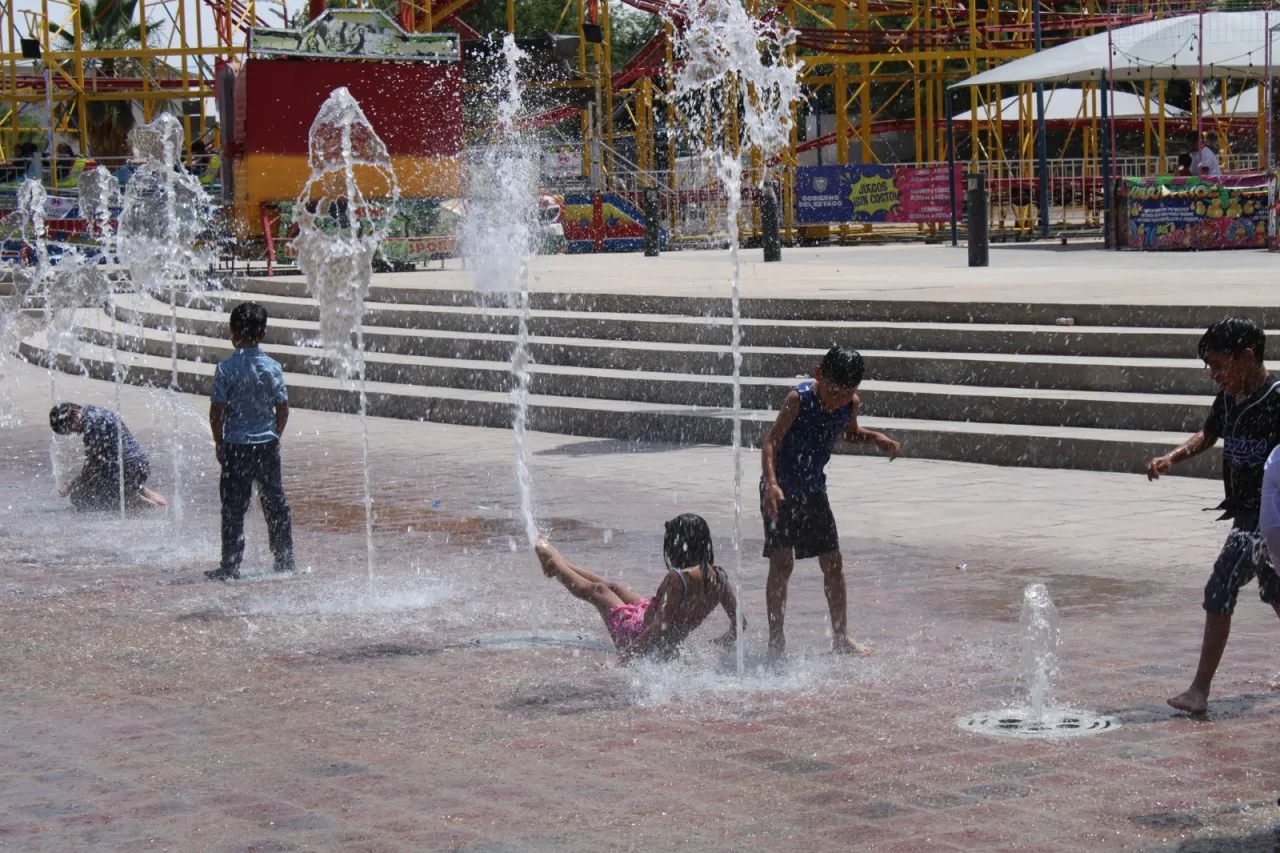 Refresca el verano en las fuentes danzarinas del Parque Central