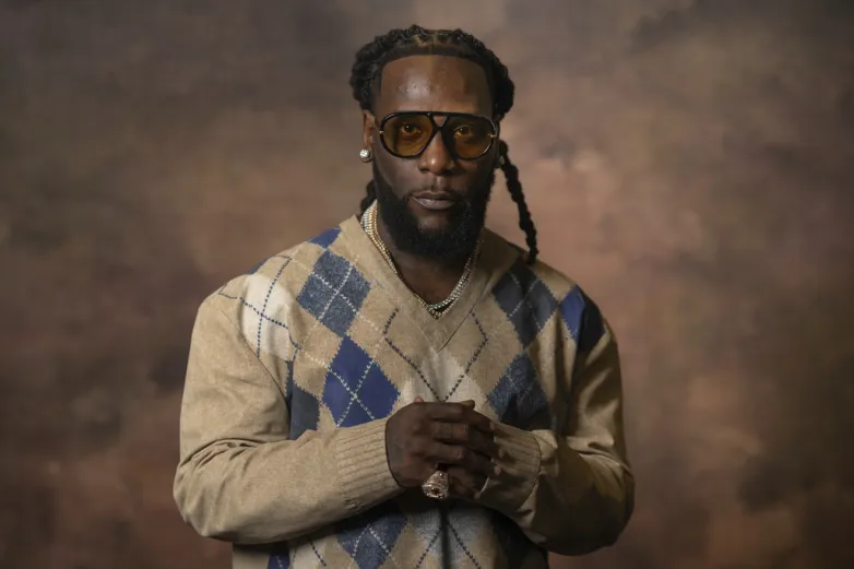 'No Sign of Weakness' de Burna Boy cumple sus sueños de estrella de rock
