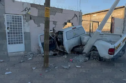 Joven estrella camioneta contra poste y barda en la Óscar Flores
