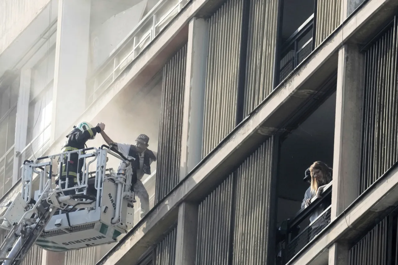 Incendio en un edificio en Chile deja 50 personas atrapadas